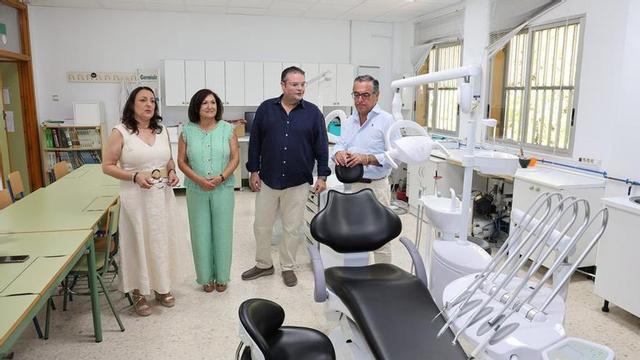 Carmen Díaz y Miguel Briones, en la visita al IES Victoria Kent.