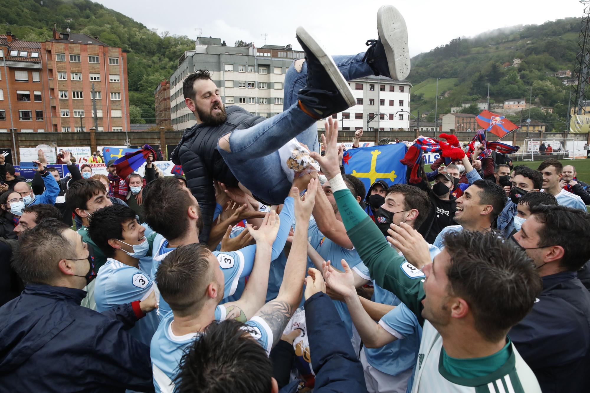 Las mejores imágenes de la jornada de Tercera División: Ceares y Llanera sacan un billete a Segunda RFEF