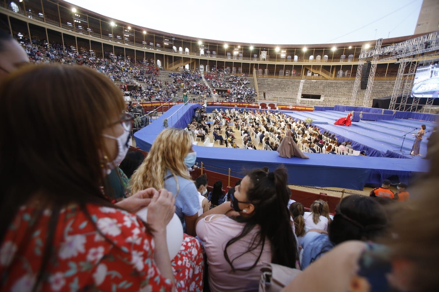 Las 79 aspirantes a Bellea del Foc desfilan en la Gala de Candidatas tras un año de espera