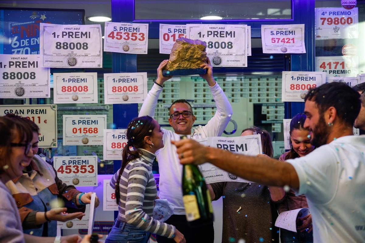 Un lotero de Las Arenas vende el Gordo y cuatro quintos premios de la Lotería de Navidad