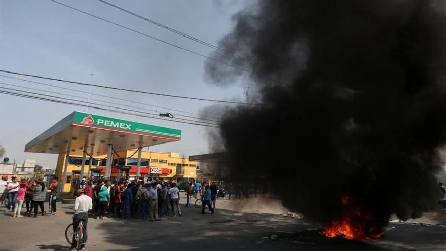 La subida del precio de los carburantes incendia México