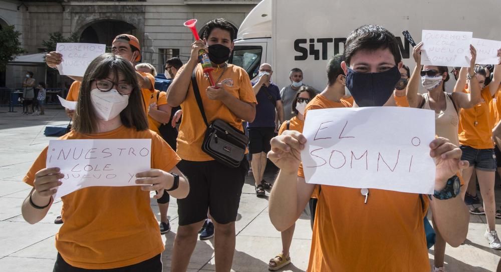 Se ha sumado a esta movilización la protesta el colegio El Somni por haberse quedado fuera del plan Edificant.