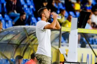 Pulgar hacia arriba: la UD Las Palmas avala a Luis García y no se juega el cargo en Anduva