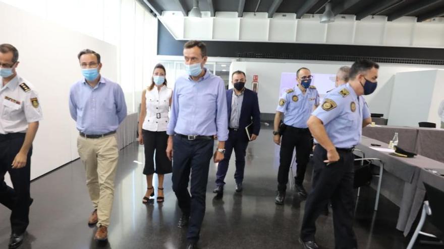 Un momento previo a la reunión esta mañana de la junta de seguridad extraordinaria en Elche