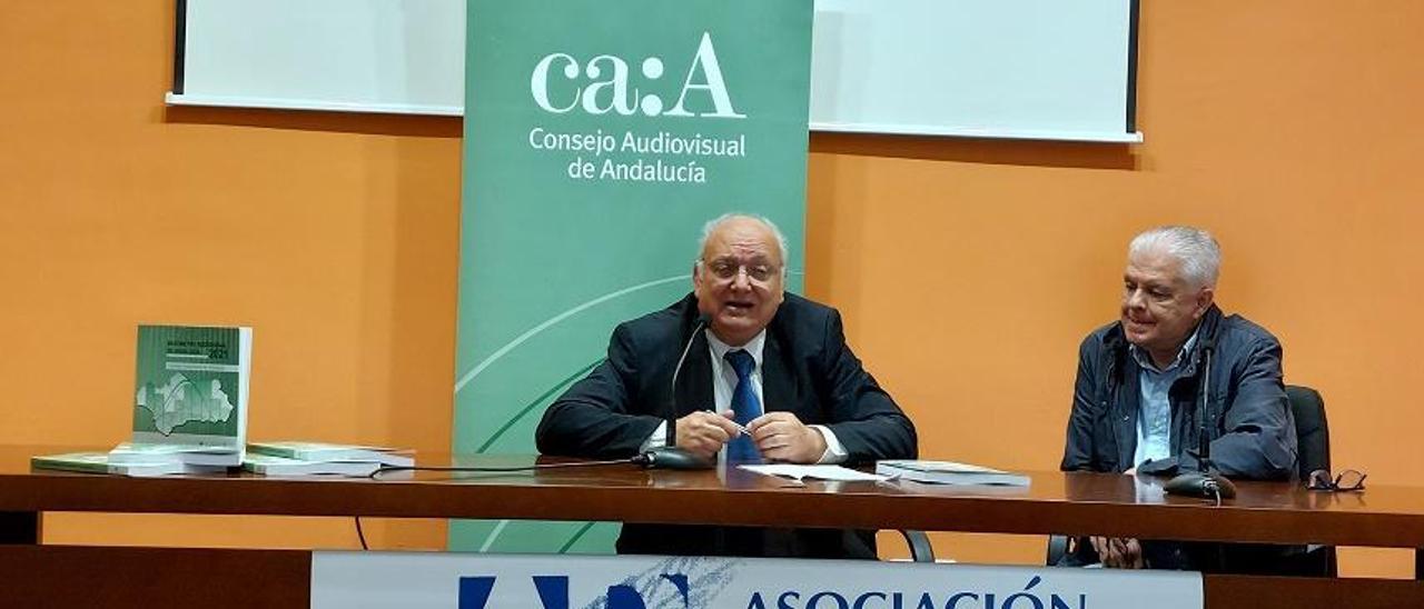 El presidente del Consejo Audiovisual de Andalucía, Antonio Checa, presenta el Barómetro Audiovisual de Andalucía 2021 junto al presidente de la Asociación de la Prensa de Córdoba, Ricardo Rodríguez