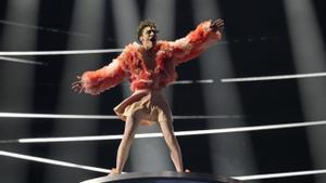 Nemo, representante de Suiza, interpreta The code en Eurovisión.