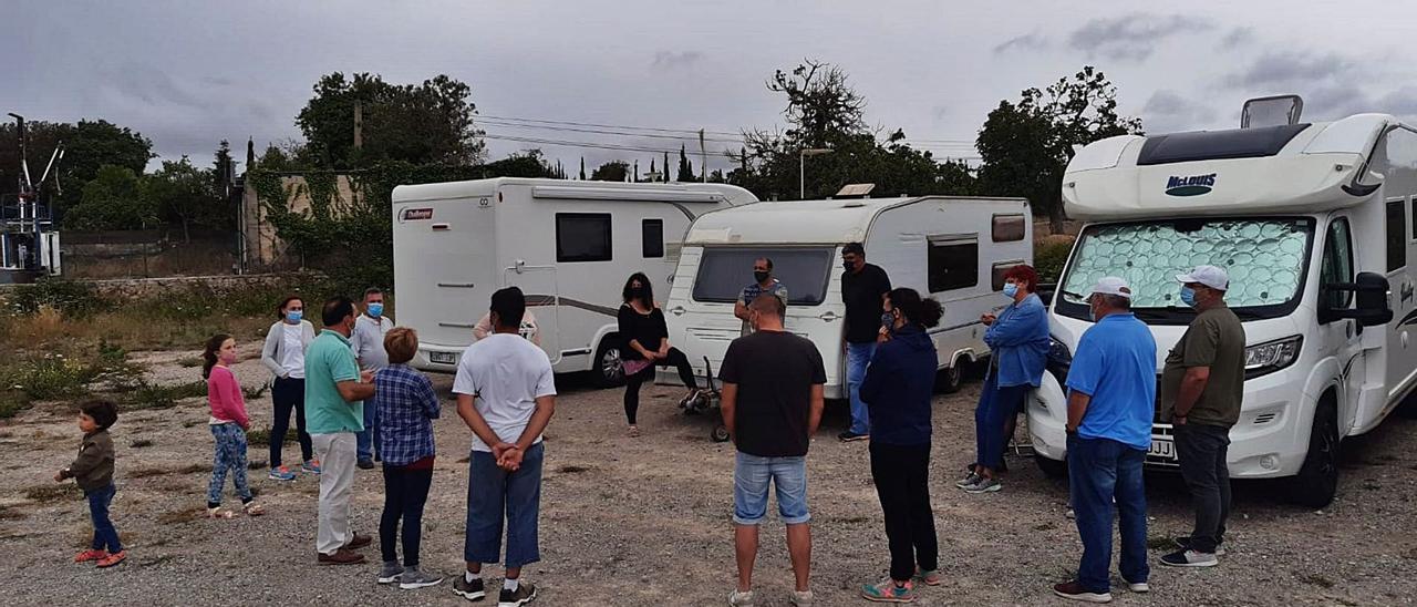 Los caravanistas reunidos en el terreno habilitado durante un fin de semana por el ayuntamiento de Artà. | BIEL CAPÓ