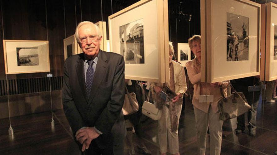 El fotógrafo Alberto Martí posa ante sus obras en la inauguración de la exposición en Vigo. // Ricardo Grobas