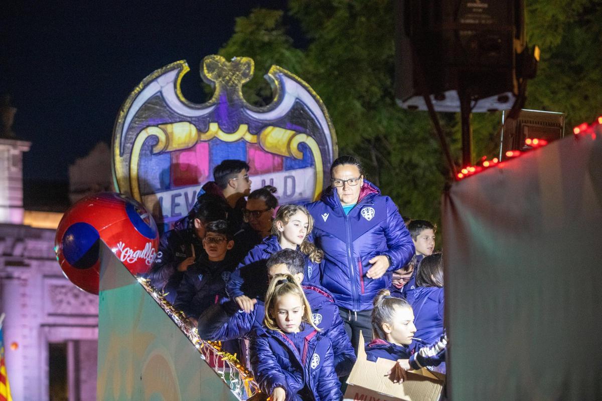 Carroza del Levante UD en la cabalgata de Valencia de 2025.