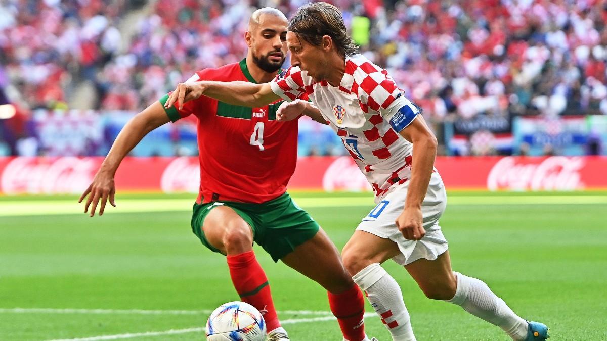 Luka Modric encara a Amrabat durante el Marruecos-Croacia