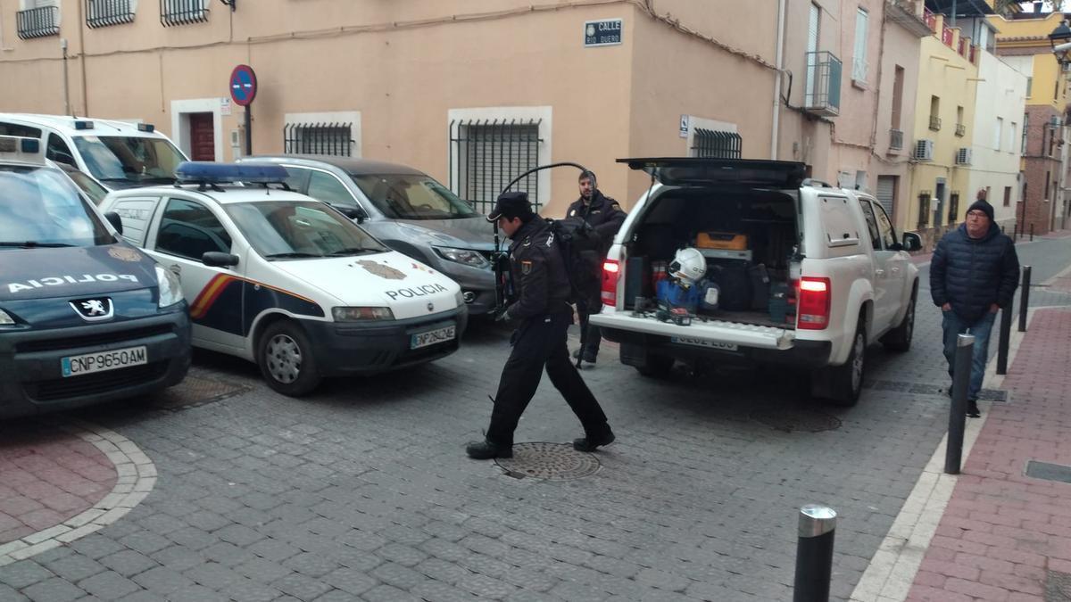 Los agentes de la Policía Nacional trabajan en el operativo de Lorca.