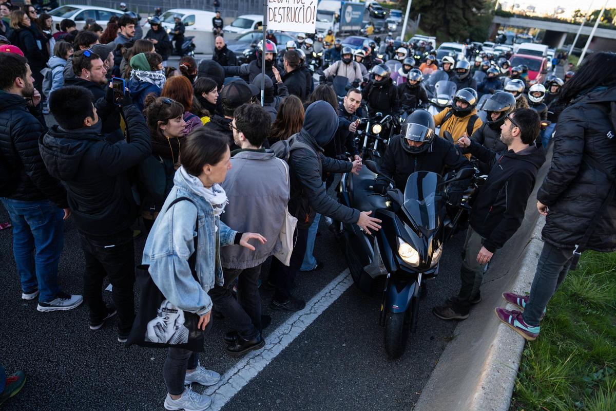 La protesta de profesores corta la B-20 a la altura de Finestrelles