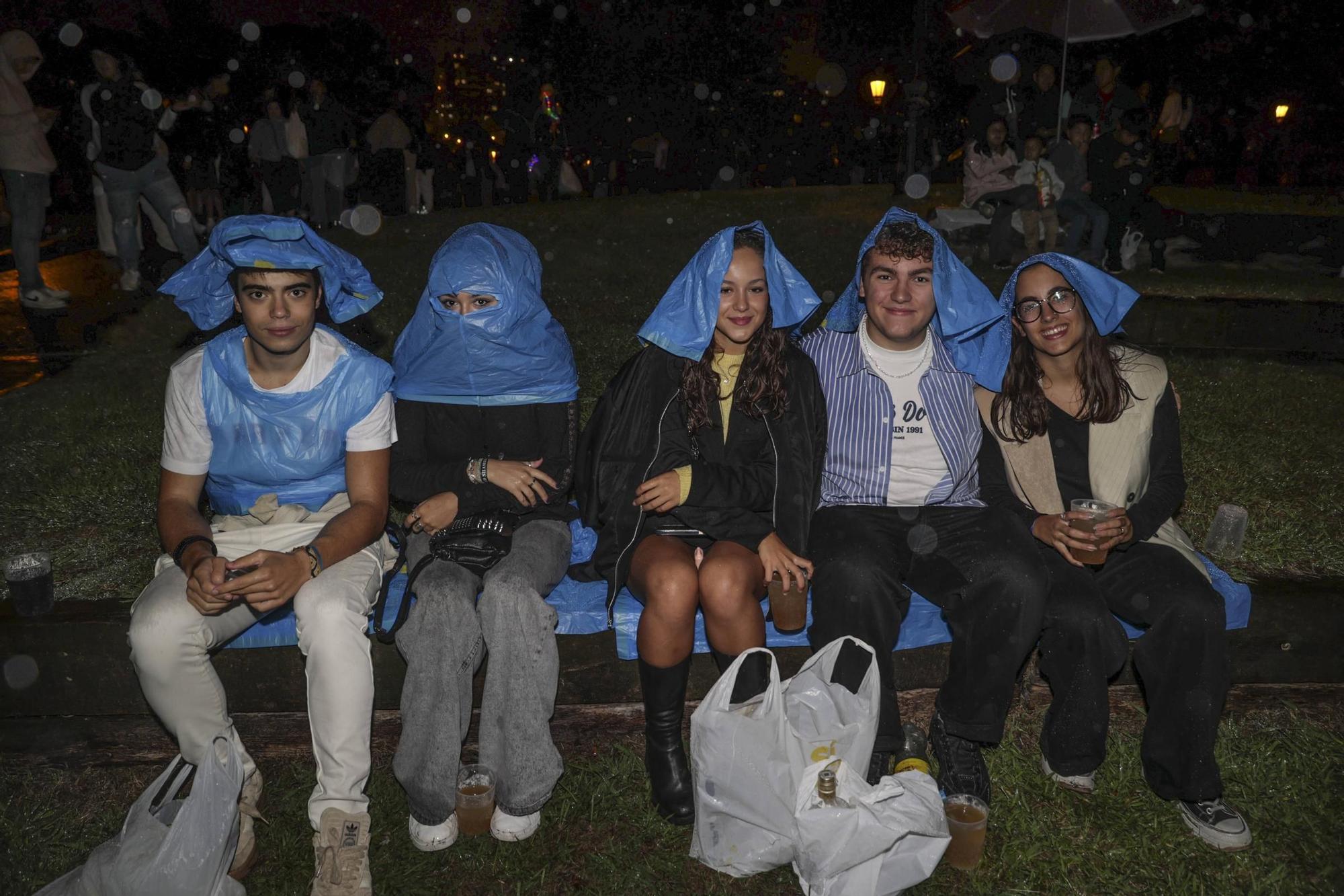 EN IMÁGENES: Así se vivieron unos fuegos de San Mateo bajo la lluvia en Oviedo