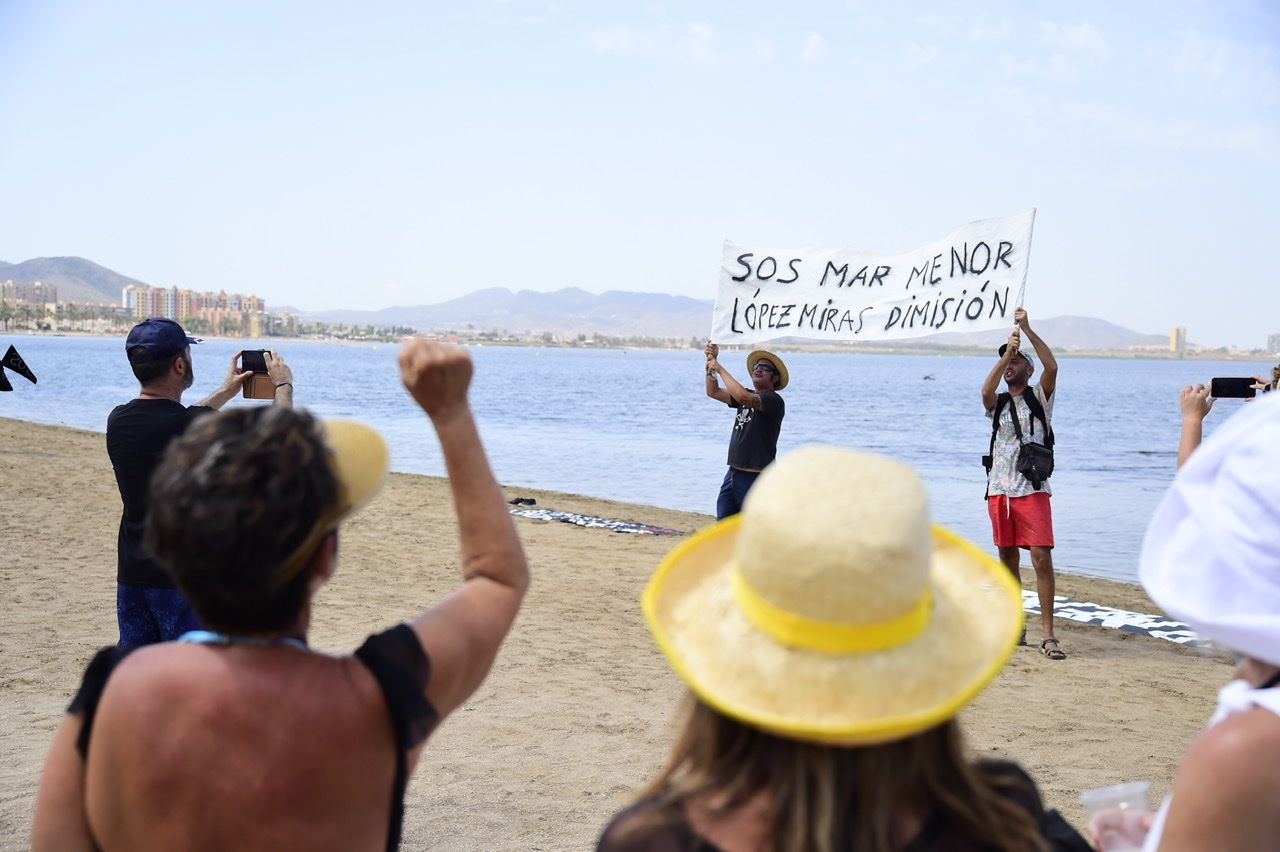 Miles de murcianos forman una cadena humana que rodea al Mar Menor en señal de protesta