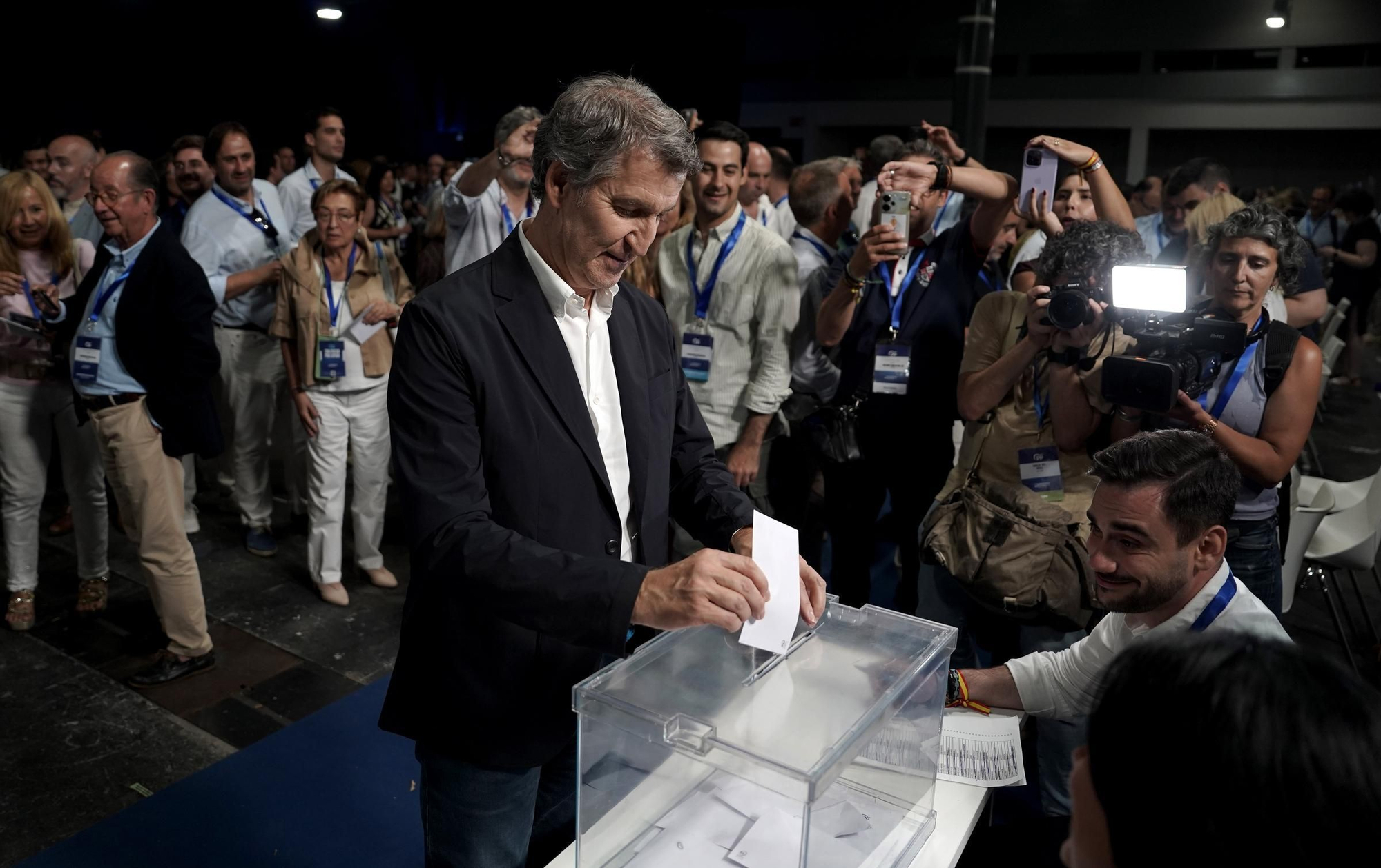 Alberto Núñez Feijóo vota en el Congreso Nacional del Partido Popular.