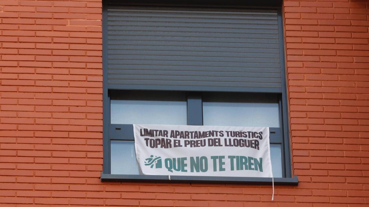 Cartel de protesta contra los apartamentos turísticos