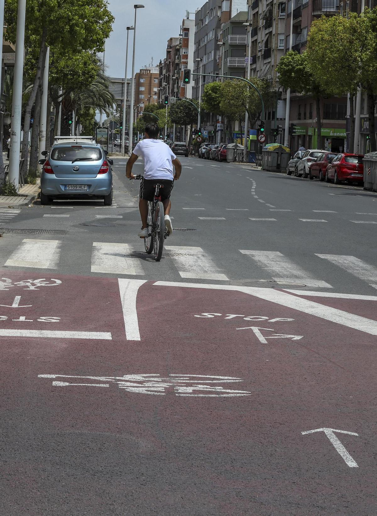 Un ciclista al final del ya desaparecido carril bici de Juan Carlos I