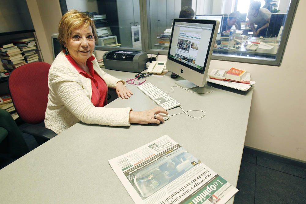 Celia Villalobos, en la antigua sede de La Opinión de Málaga, realizando un encuentro digital con los lectores en 2014.