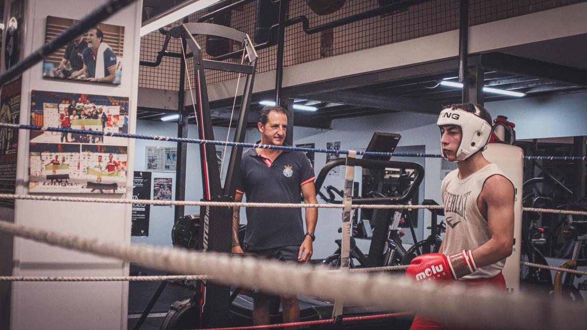 Carlos Díaz entrenando bajo la atenta mirada de Borja Pinna