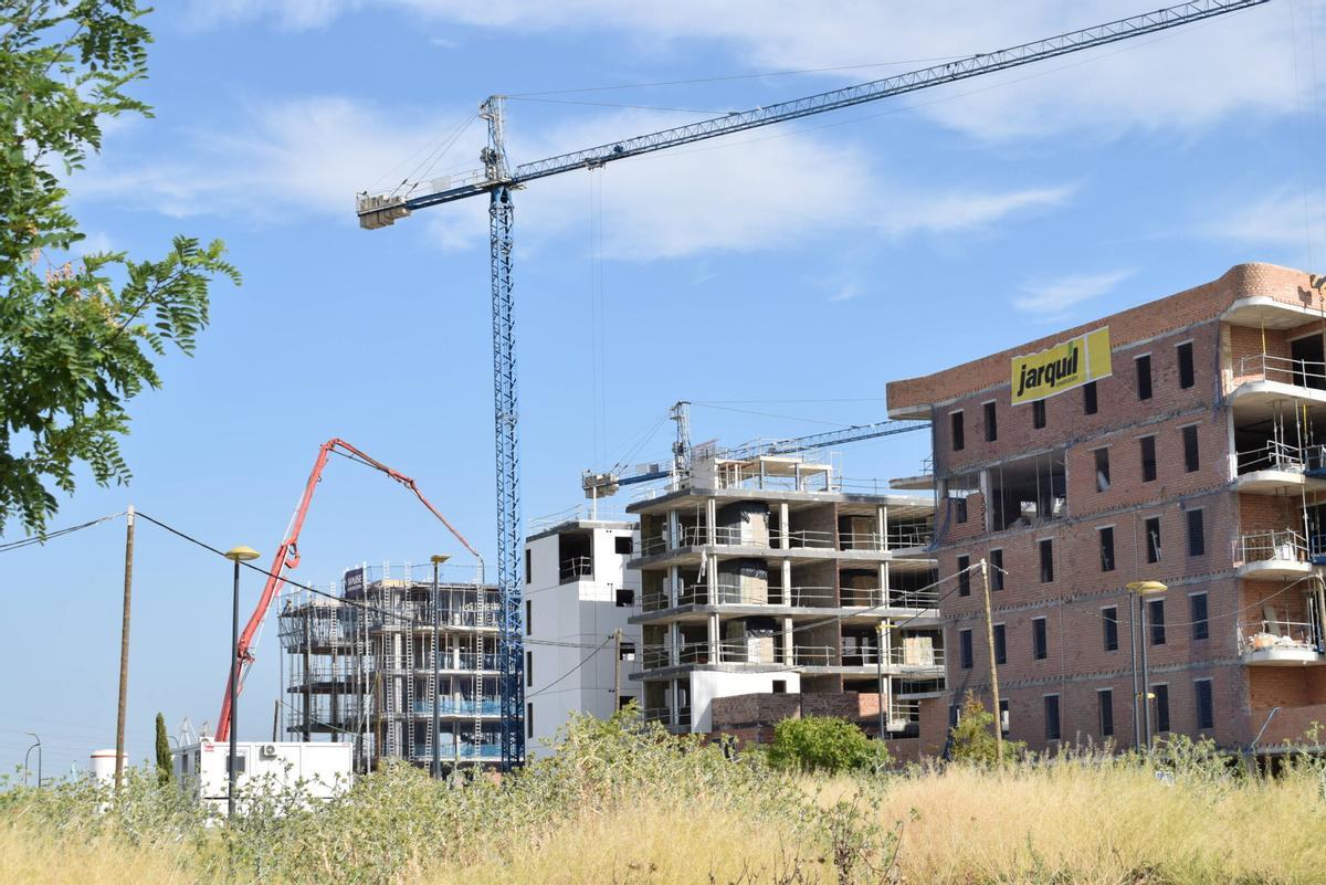 Obras, grúas, viviendas, Palmas Altas, Isla Natura, Sevilla, Junio 2025