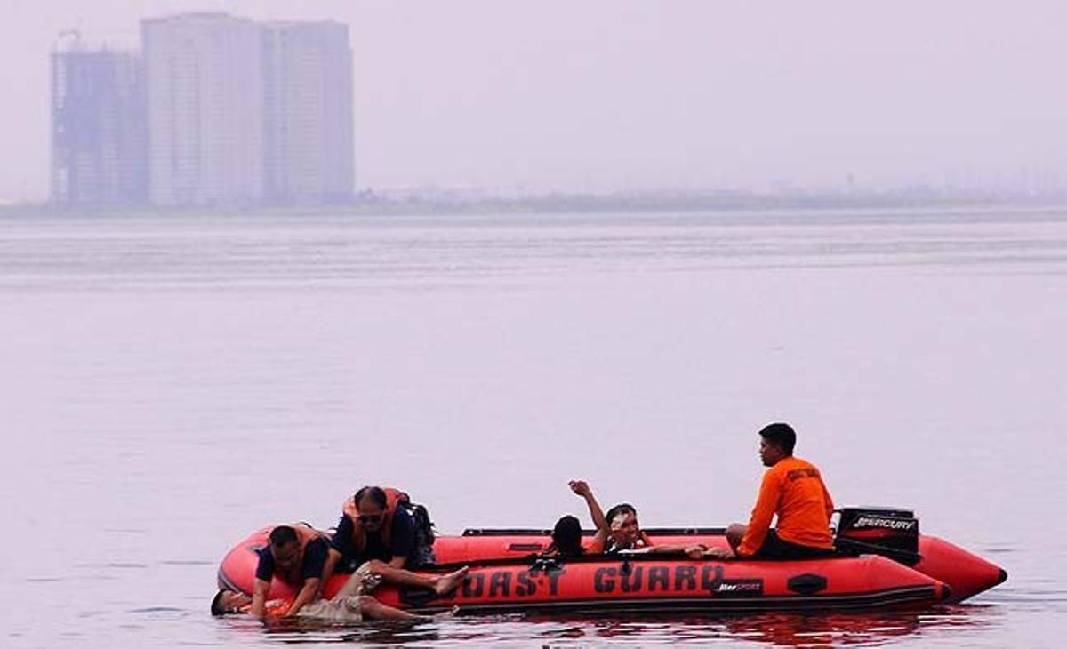 Guardacostes filipins rescaten diversos voluntaris que fan el paper de víctimes durant un simulacre de terratrèmol i tsunami a la badia de Manila (Filipines).