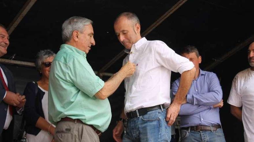 El pintor Manolo Linares entrega el &quot;Chosco de Oro&quot; a Luis Felipe Fernández.