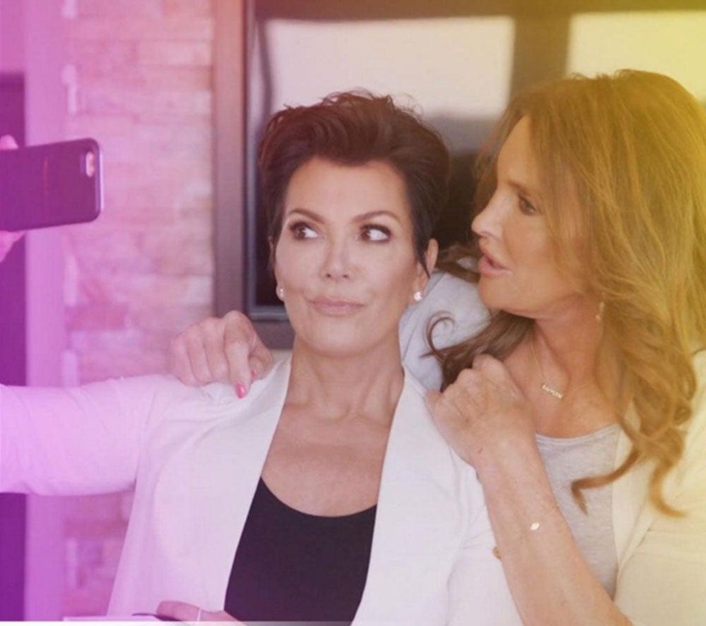 Kris y Caitlyn jenner haciéndose un selfie