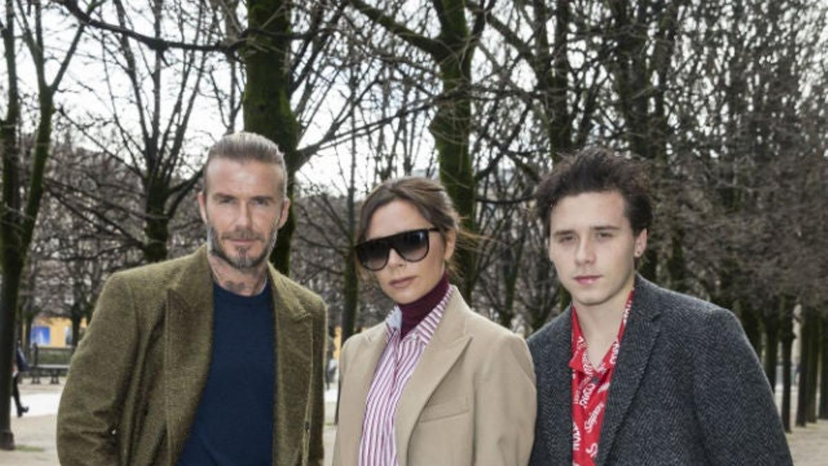 David, Victoria y Brooklyn Beckham a su llegada a un desfile en París