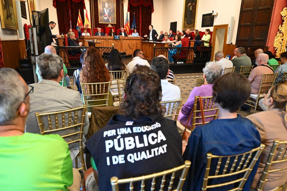 Los profesores se manifiestan en la Plaça de Baix de Elche por la educación pública