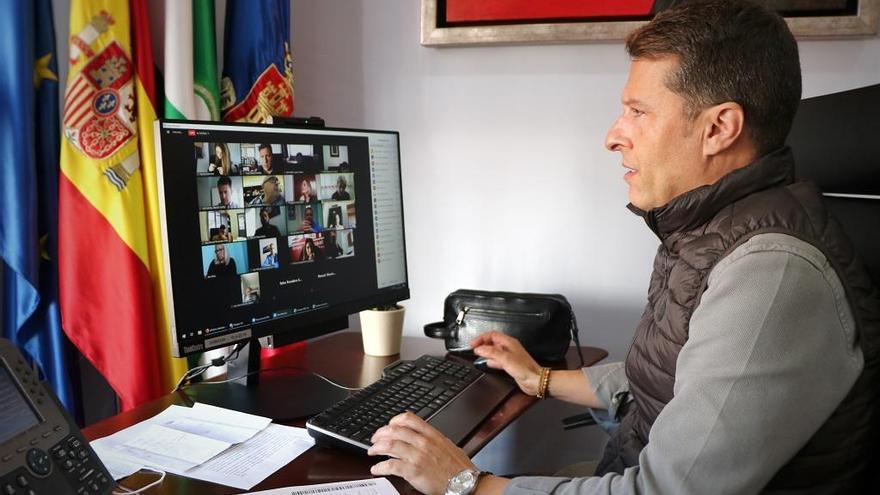 El alcalde de Torrox, Óscar Medina, durante el pleno.