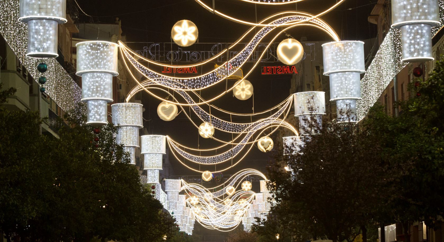 Galería nostálgica de las calles iluminadas en Fallas (2010-2020)