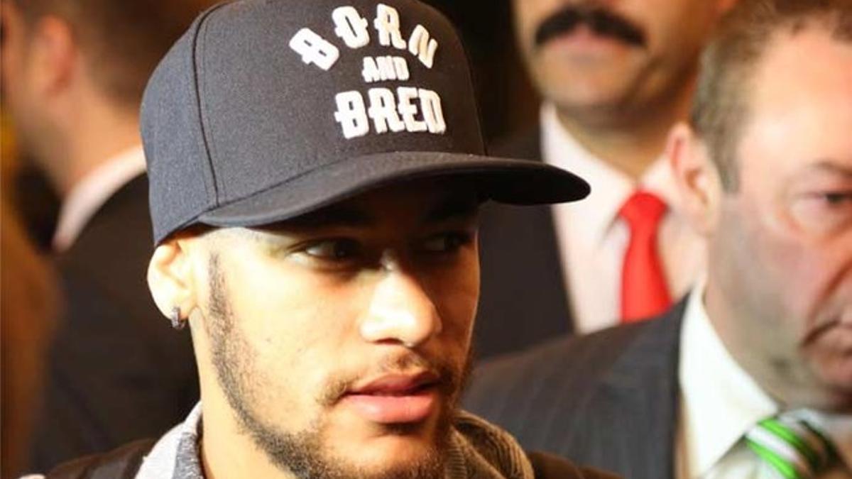 Neymar, a su llegada a Estambul