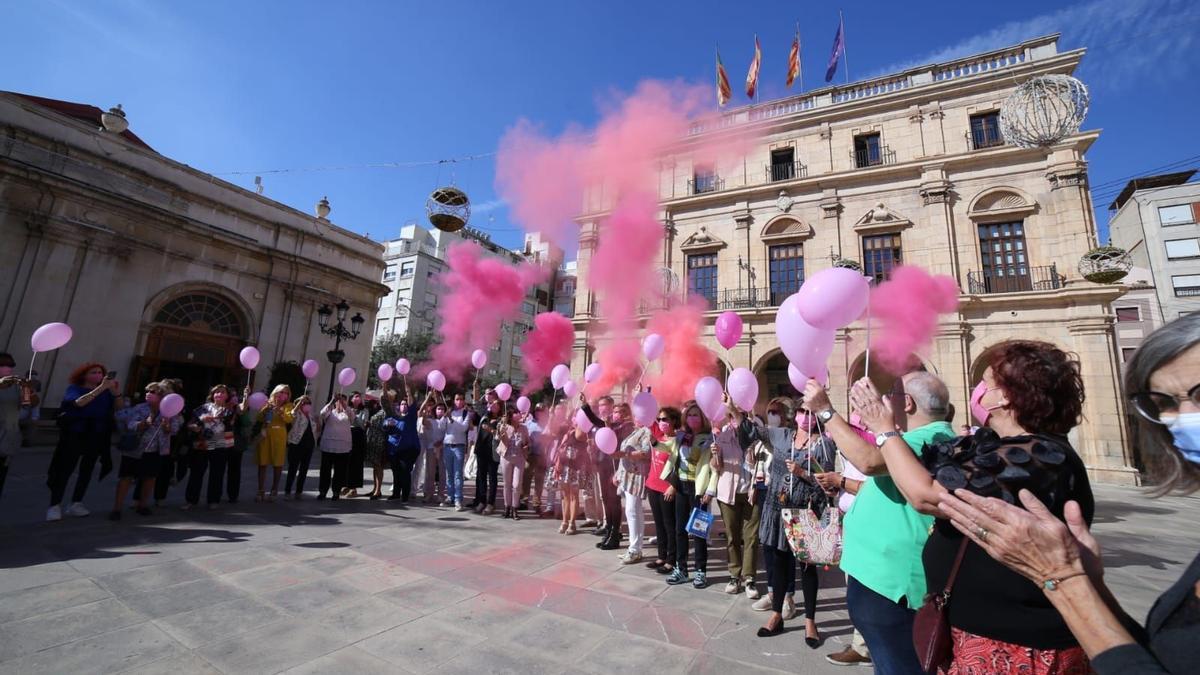 Castellón celebra el día mundial contra el cáncer de Mama y tiñe de rosa el centro de la ciudad