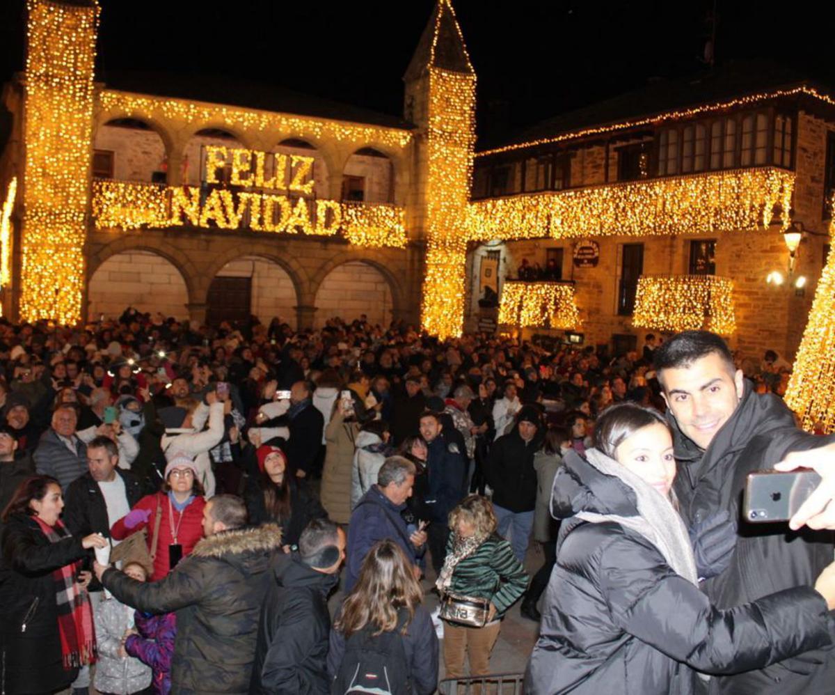 Decoración del Ayuntamiento y otros edificios de la Plaza Mayor. | A. S.