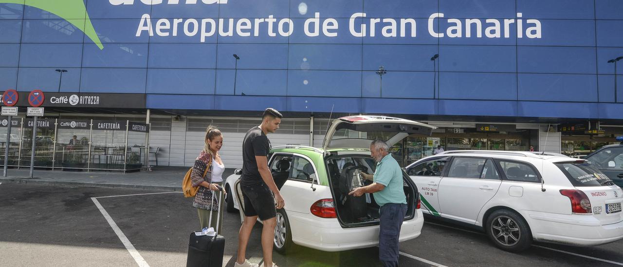 Descarga de pasajeros y equipaje en el aeropuerto de Gando