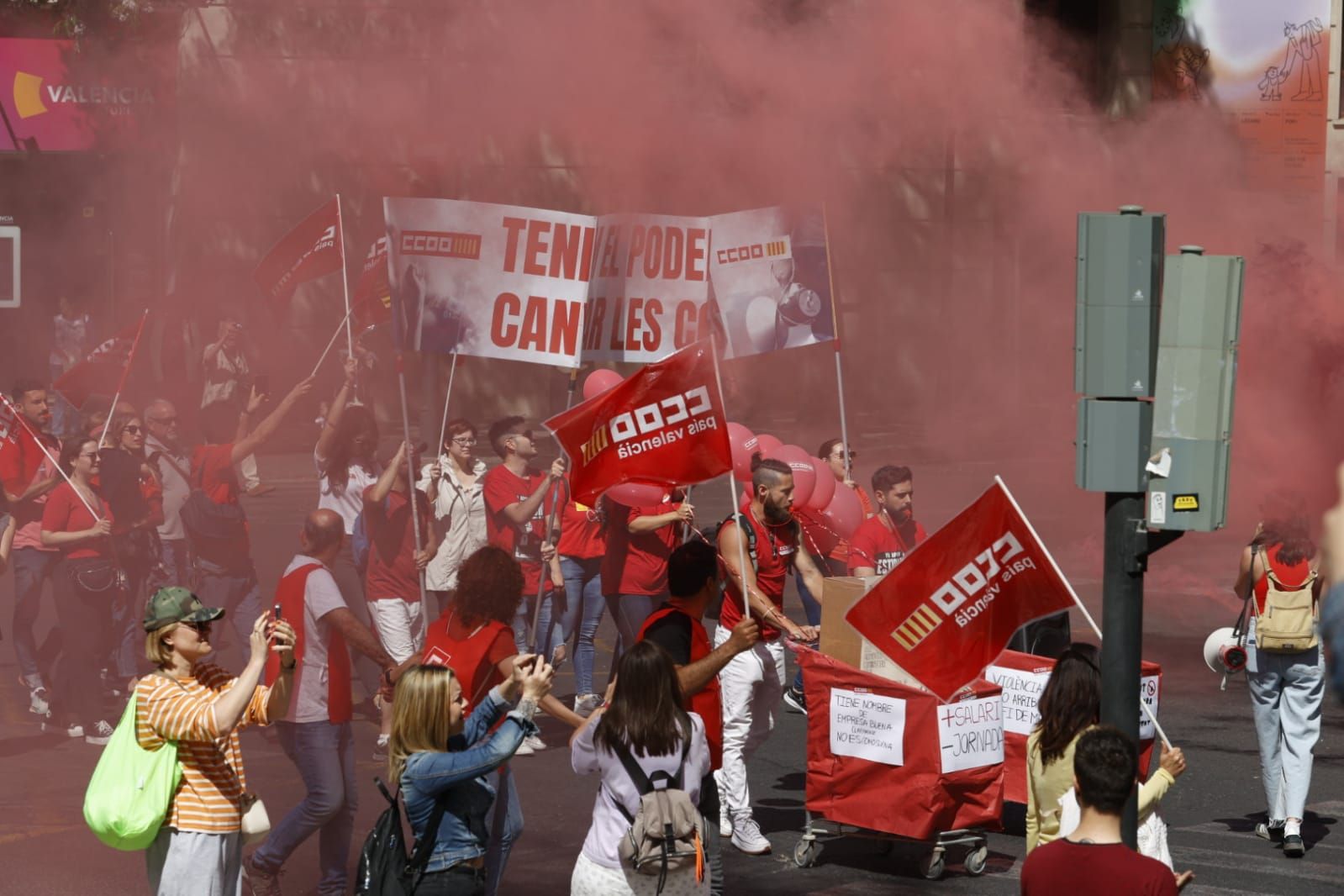 Miles de trabajadores festejan el Primero de Mayo en València