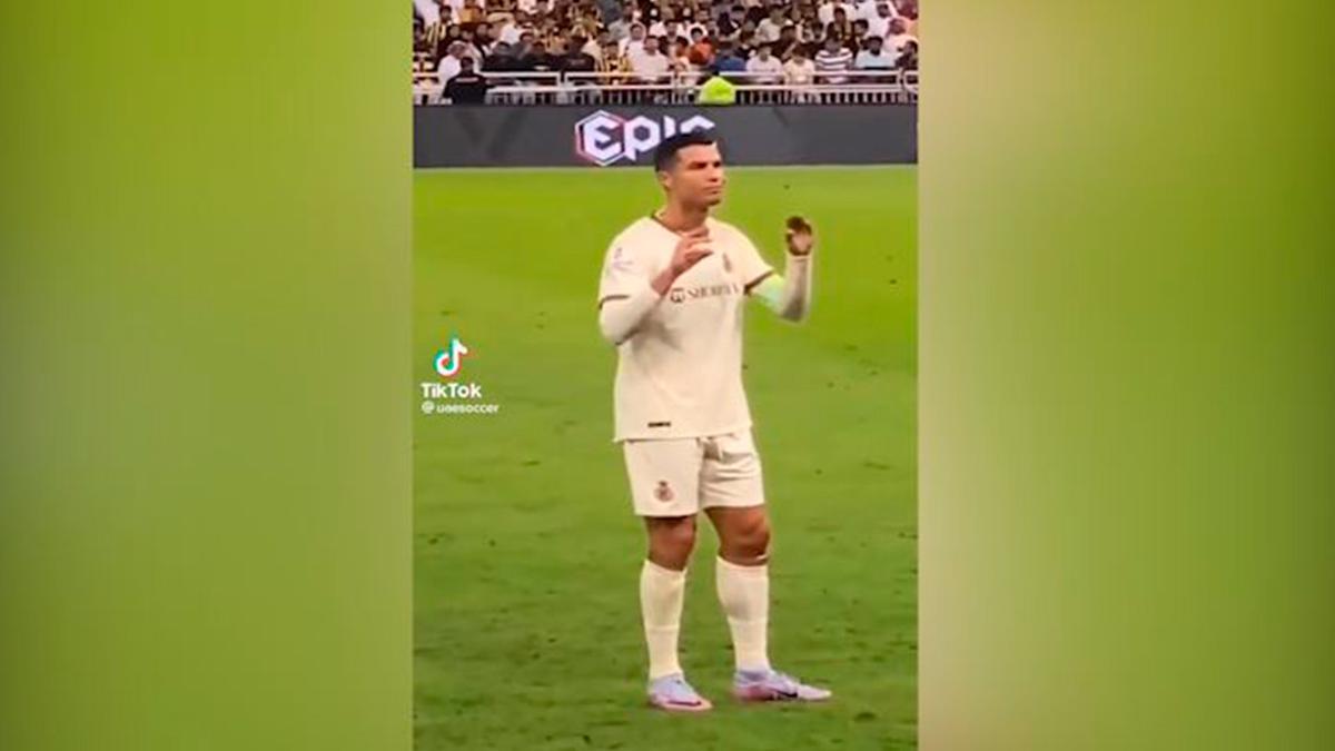 Cristiano Ronaldo reacciona ante los cánticos de "Messi, Messi" de la afición rival