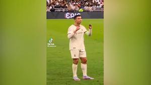Cristiano Ronaldo reacciona ante los cánticos de Messi, Messi de la afición rival