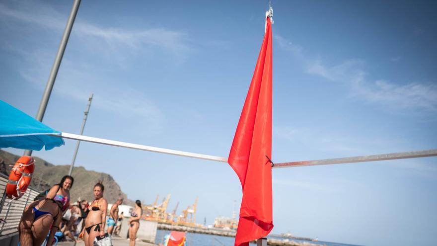 La anécdota del día en la costa de Valleseco: no hay bastión para colocar la bandera roja