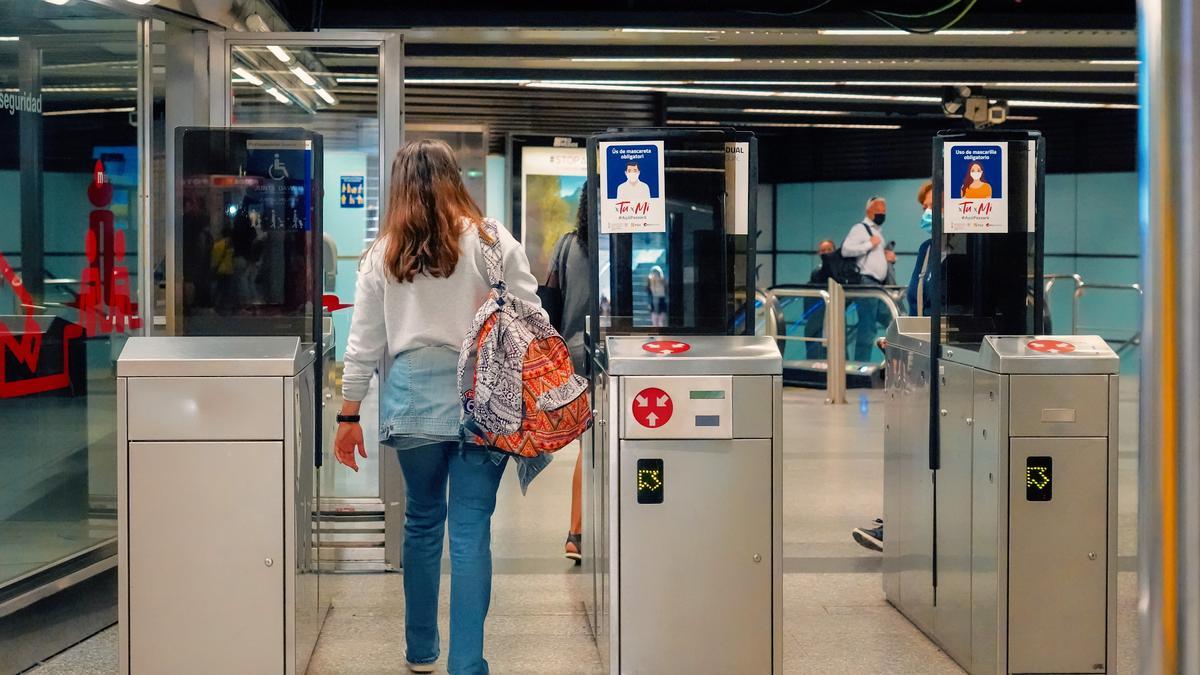 Puertas abiertas en una estación de Metrovalencia, el pasado domingo, primer día de viajes gratuitos.