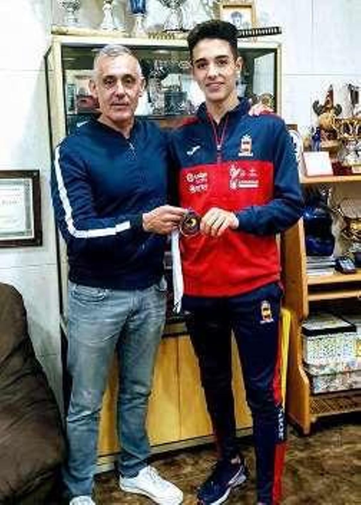 Borja Gutiérrez, a la derecha, con la medalla.