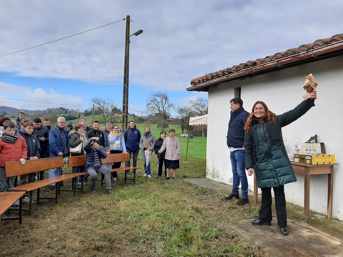 Robledo, en Llanera, bendice a sus mascotas por San Antón