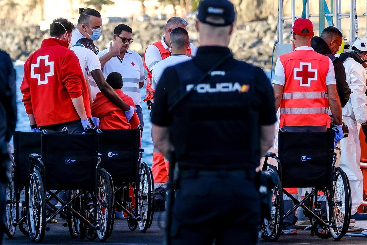 Llegada de un cayuco a la isla de Gran Canaria