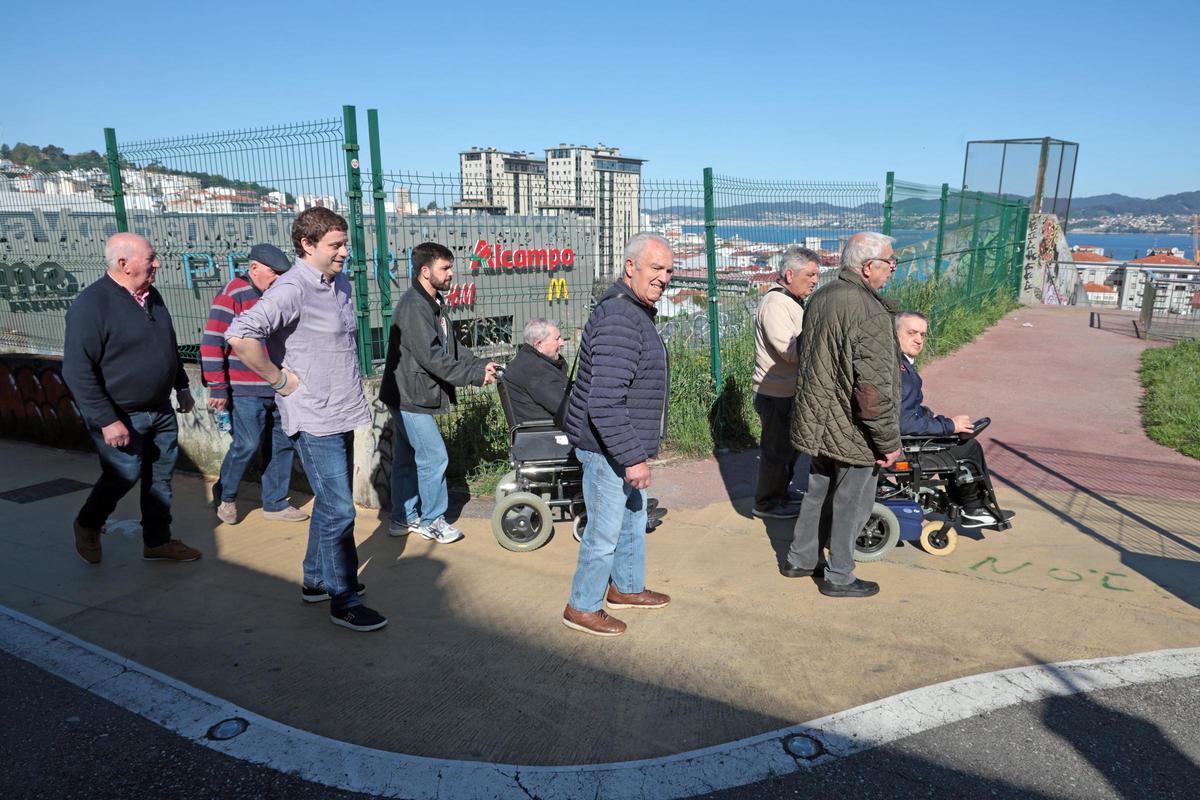 Miembros de Alento supervisan las barreras arquitectónicas de movilidad y cognitivas por la Vía Verde