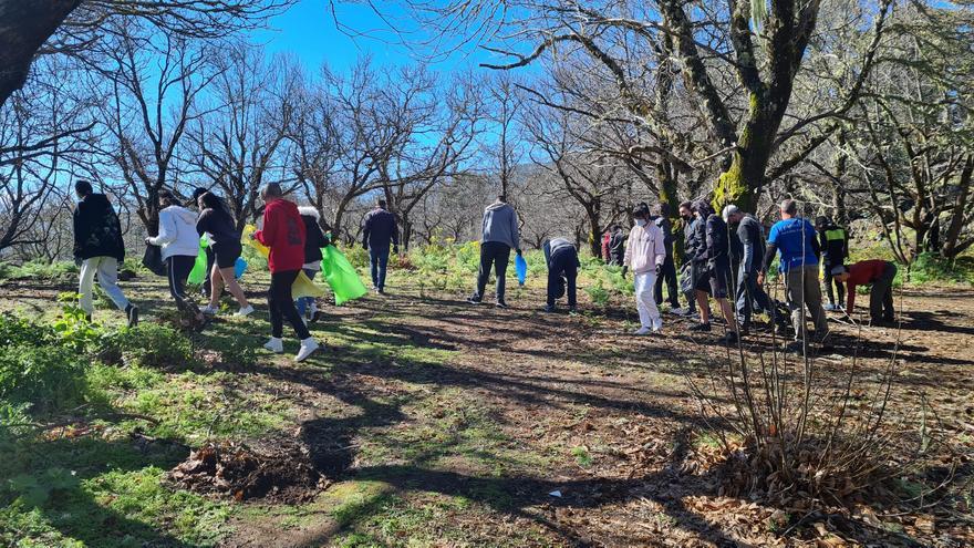 Foresta retira con 33 estudiantes los desechos tirados por los caminantes en los senderos de Valleseco