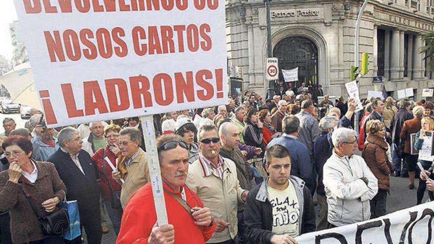 Imagen de una de las numerosas protestas de afectados por preferentes en Vigo.  // José Lores