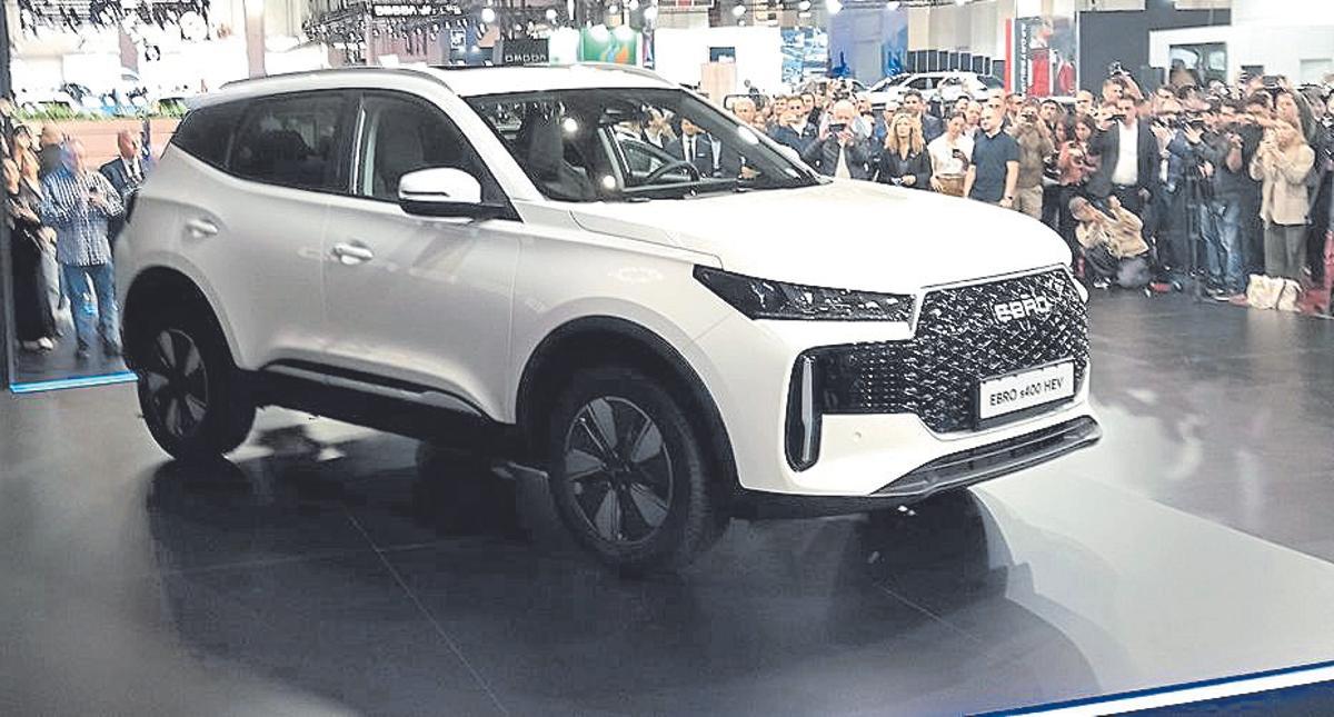 El Ebro s400 es un SUV urbano con tecnología híbrida de última generación y el distintivo ECO. Mide 4,32 metros de largo y es una opción versátil para la ciudad y perfectamente válida para viajar por carretera. Cuenta con 24 sistemas avanzados de asistencia a la conducción (ADAS), que garantizan una gran seguridad activa y pasiva. Incorpora un completo equipamiento tecnológico y de conectividad. Su precio partirá desde 27.490 euros.