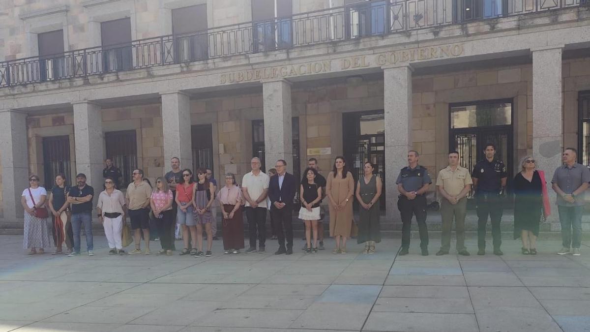 Concentración silenciosa por la última víctima de violencia de género a las puertas de la Subdelegación del Gobierno.