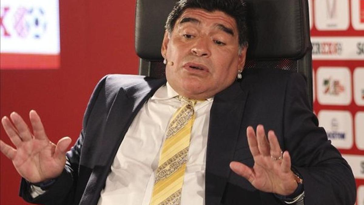 Maradona critica ala elección de Sarri como entrenador del Nápoles