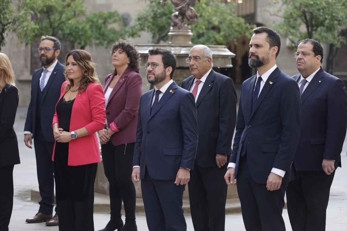 El nuevo gobierno catalán tras el acto de toma de posesión de los nuevos consellers que se ha celebrado este martes en el Palau de la Generalitat, antes de celebrar la primera reunión del nuevo Govern